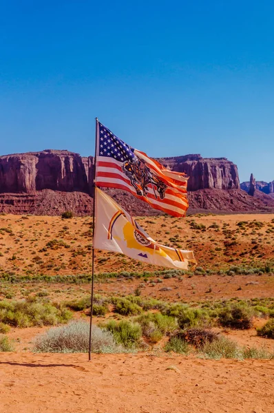 Monument Valley v Utahu. Vlajka Navajo, na pozadí majestátních skal — Stock fotografie