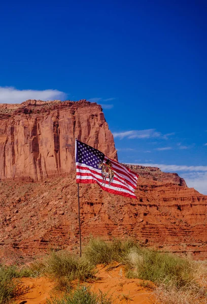 Monument Valley en de vlag van de Navajo. Geschiedenis van de Verenigde Staten — Stockfoto