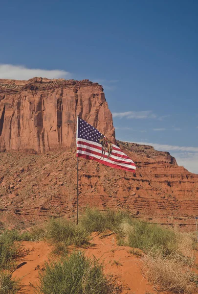Monument Valley ve Navajo bayrak. Vahşi Batı ABD tarihçesi — Stok fotoğraf