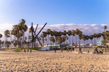 Venice Sahili, bir turistik Los Angeles. Kumlu plaj ve yürüyen turist