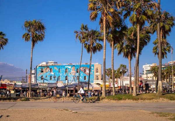 ベニス ビーチ ロサンゼルスの観光名所 砂浜と屈託のない歩く観光客 — ストック写真