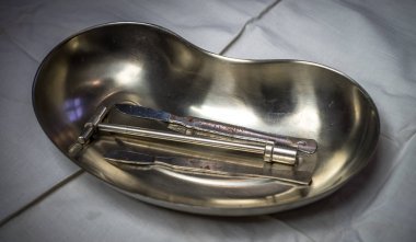 Eski hastanede modası geçmiş tıbbi teçhizat. Paslı Medikal Cerrahi aletler