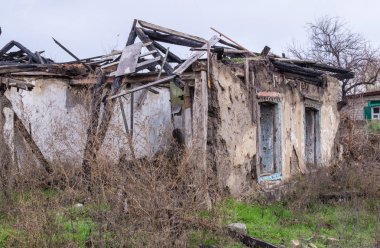 Yoksulluk ve işsizlik. Eski yıkılan evin duvarları