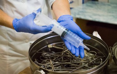 Eski paslı tıbbi araçlar. Cerrah iş başında