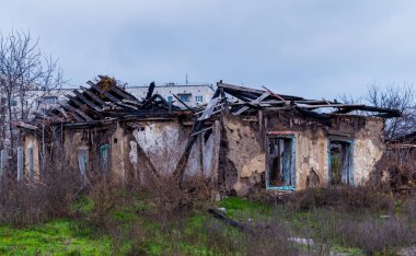 Yoksulluk ve işsizlik. Harap eski moda evi