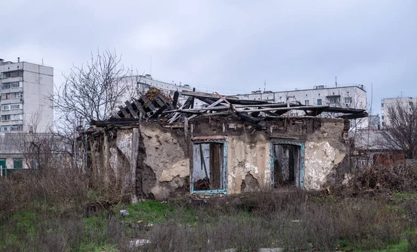 Eski yıkık ev — Stok fotoğraf