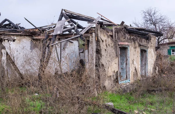 Бедность и безработица. Стены старого разрушенного дома — стоковое фото