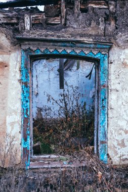 Eski yıkık ev kentin eteklerinde. Terk edilmiş eski bina. Yoksulluk, yaşlılık ve mali kriz