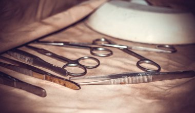 Acil tıbbi bakım. Eski moda cerrahi cımbız ve neşter