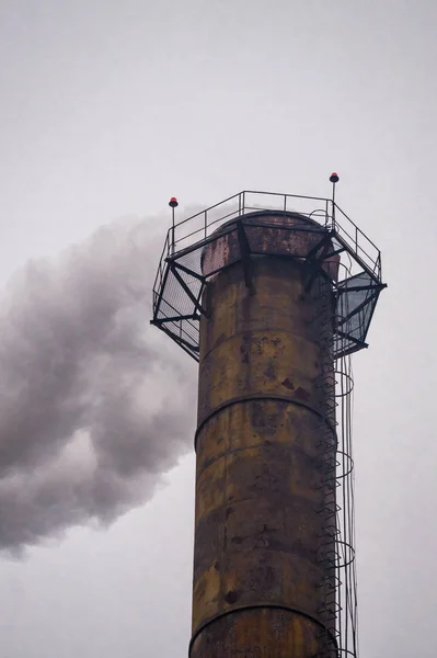 Légszennyezés Kibocsátás Mérgező Gázok Légkörbe Gyári Dohányzás Cső Háttérben Komor — Stock Fotó