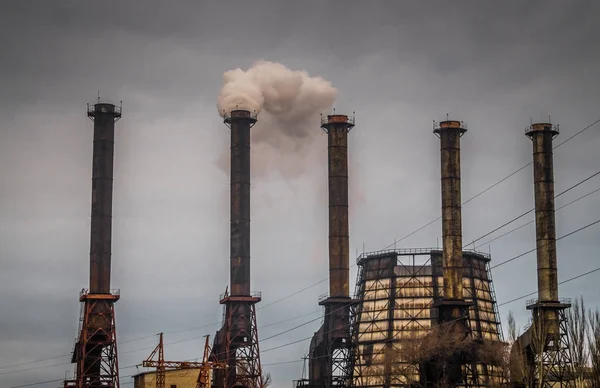 Környezet Rombolása Kéményei Egy Vegyi Üzem Gyári Dohányzás Cső Háttérben — Stock Fotó
