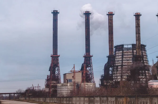 Разрушение Окружающей Среды Дымовые Трубы Химического Завода — стоковое фото