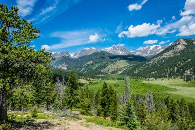 Renkli yaz dağ Vadisi. Colorado Rocky dağlarında seyahat