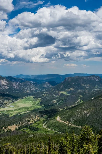 Grüne Gebirgstal Und Die Kurvenreiche Bergstraße Sommer Den Felsigen Bergen — Stockfoto