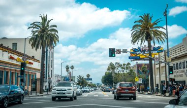 Boulevard Hollywood otomobil trafik. Los Angeles turistik gündüz