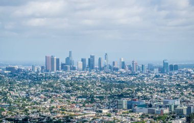 Los Angeles, Kaliforniya / ABD - 03 Temmuz 2017: Downtown Los Angeles, havadan görünümü. Los Angeles gökdelenler. Griffith Park gözlem bakış açısı