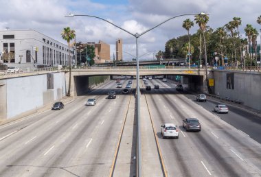 Los Angeles, Kaliforniya, ABD - 12 Haziran 2017: Speedway Los Angeles şehir merkezinde. Modern çok şeritli otoyol ve otomobil trafik. Kentsel yaşam Los Angeles, Kaliforniya, ABD