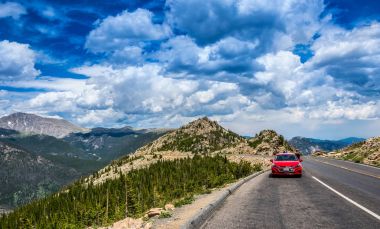 Estes Park, Colorado / Amerika Birleşik Devletleri - 29 Haziran 2017: kırmızı araba yolda. Rocky Dağı Milli Parkı, ABD yaz gezisi