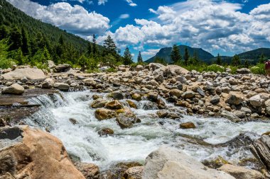Colorado Nehri kaynağıdır. Rocky Dağları'nda hızlı dağ nehir