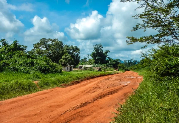 Batı Afrika yolculuğu. Kirli toprak yol Liberya