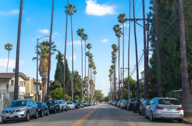 Los Angeles, Kaliforniya / Amerika Birleşik Devletleri - 21 Mart 2017: Los Angeles sokaklarında. Santa Monica, Los Angeles, Kaliforniya bir yerleşim bölgesinde modern sokak
