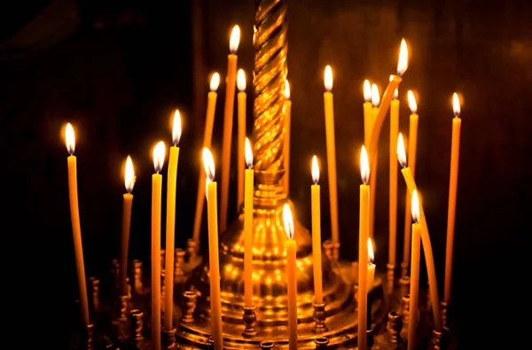 非常に熱い蝋燭と燭台を教会 祈りと瞑想 — ストック写真