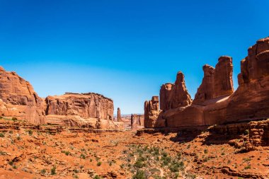 Arches National Park, Utah. Park Caddesi. Vahşi Batı yolculuk. Kaya anıtları