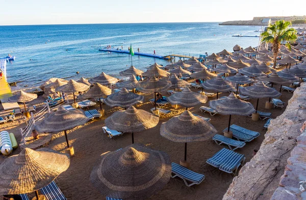 Plaża Parasole Wybrzeże Morza Czerwonego Egipcie Rodzinne Wakacje Nad Morzem — Zdjęcie stockowe