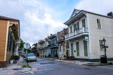New Orleans, Louisiana /Usa - 25 Haziran 2017: Koloni tarzı ve yeni araçların eski binalarda. New Orleans'ın modern yaşam