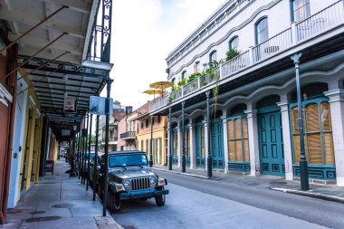 New Orleans, Louisiana /Usa - 25 Haziran 2017: Koloni tarzı ve yeni araçların eski binalarda. New Orleans'ın modern yaşam