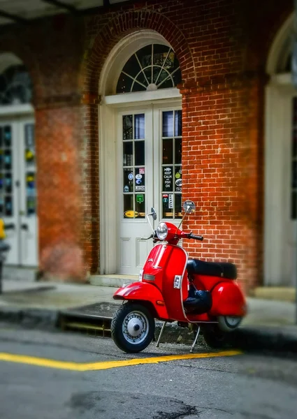 New Orleans Fransız Mahallesinin Sokaklarda Eski Moda Kırmızı Scooter — Stok fotoğraf