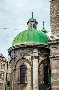Lviv varsayım kilisede Gotik Kulesi