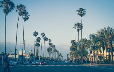 Los Angeles, Kaliforniya / Amerika Birleşik Devletleri - 21 Mart 2017: Los Angeles sokaklarında. Manzara otoyol Santa Monica, Los Angeles, California. Beach Road