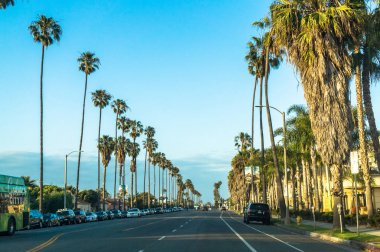 Los Angeles, Kaliforniya / Amerika Birleşik Devletleri - 21 Mart 2017: Los Angeles sokaklarında. Santa Monica, Los Angeles, Kaliforniya bir yerleşim bölgesinde modern sokak. Akşam trafik
