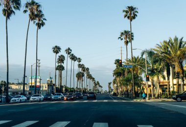 Los Angeles, Kaliforniya / Amerika Birleşik Devletleri - 21 Mart 2017: Los Angeles sokaklarında. Manzara otoyol Santa Monica, Los Angeles, California. Rating akşam Road plaja
