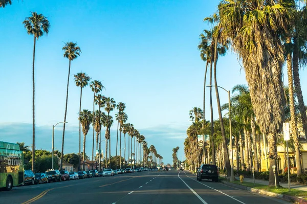 カリフォルニア州ロサンゼルス アメリカ合衆国 2017 ロサンゼルスの街 サンタモニカー ロサンゼルス カリフォルニア州の住宅街に近代的な通り 夕方には道路交通 — ストック写真