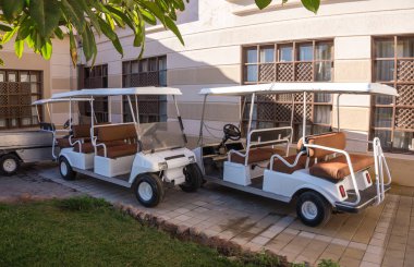 Electromobiles bir tropikal tatil Tur