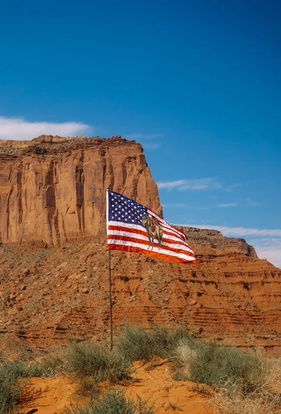 野生の西の米国への旅 ナバホとアリゾナ州の岩の旗 — ストック写真