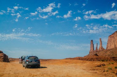 Turistik yolculuk boyunca anıt Vadisi, Utah arabayla. Vahşi ABD Batı'ya yolculuk