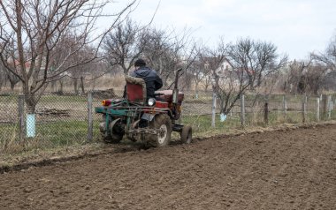 Eski bir traktör bir köyde çiftçi bir alan yetiştirerek. Bahar tarımsal iş