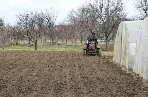 Çiftçi, işte. Eski traktör bahar alan bahçe için Pulluklar