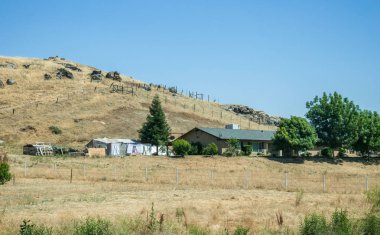 Sierra Nevada tepelerde ranch. Kırsal yaz manzara California, ABD