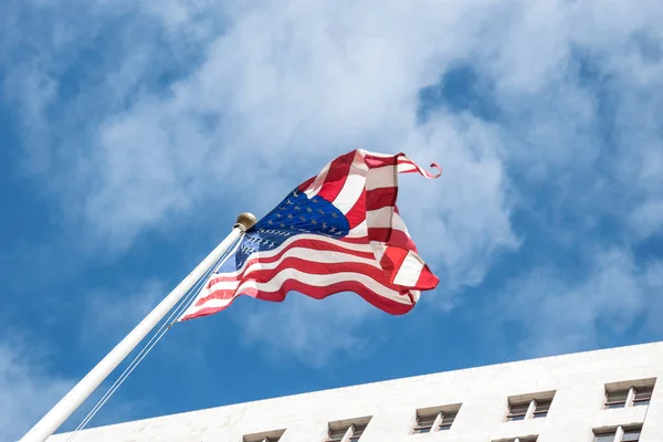 Национальная Гордость Флаг Сша Фоне Голубого Неба Мэрии Лос Анджелеса — стоковое фото