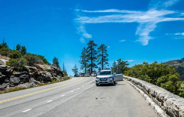 Nieuwe Suv Schilderachtige Weg Vallei Van Yosemite Reis Door Natuurparken — Stockfoto