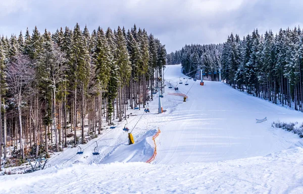 Winterurlaub Den Bergen Schneeskipiste — Stockfoto