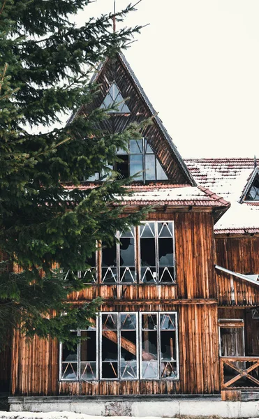 Старый Заброшенный Деревянный Отель Лесу Карпатах — стоковое фото