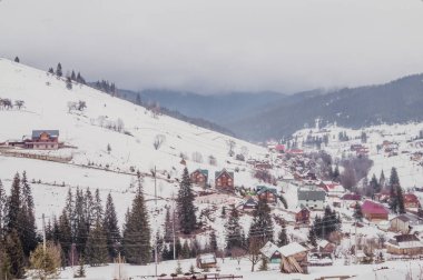 Karpat Dağları, Doğu Avrupa'da köyde. Kırsal kış manzara