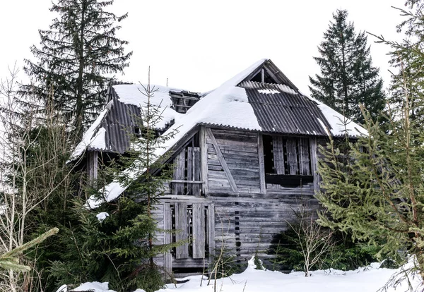 Velha Casa Misteriosa Abandonada Nas Montanhas Dos Cárpatos — Fotografia de Stock