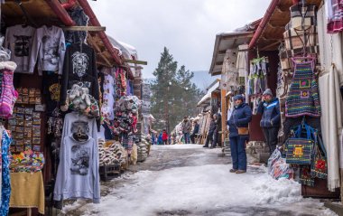 Şehir Yaremche, Doğu Avrupa'da bir turizm beldesidir turistik Hediyelik eşya pazarında parlak Ulusal Ukrayna Hatıra Eşyası