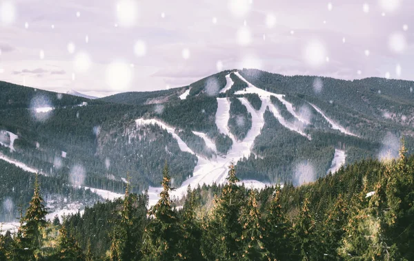 喀尔巴泰山脉风景如画的滑雪场 在山地滑雪场度假 — 图库照片